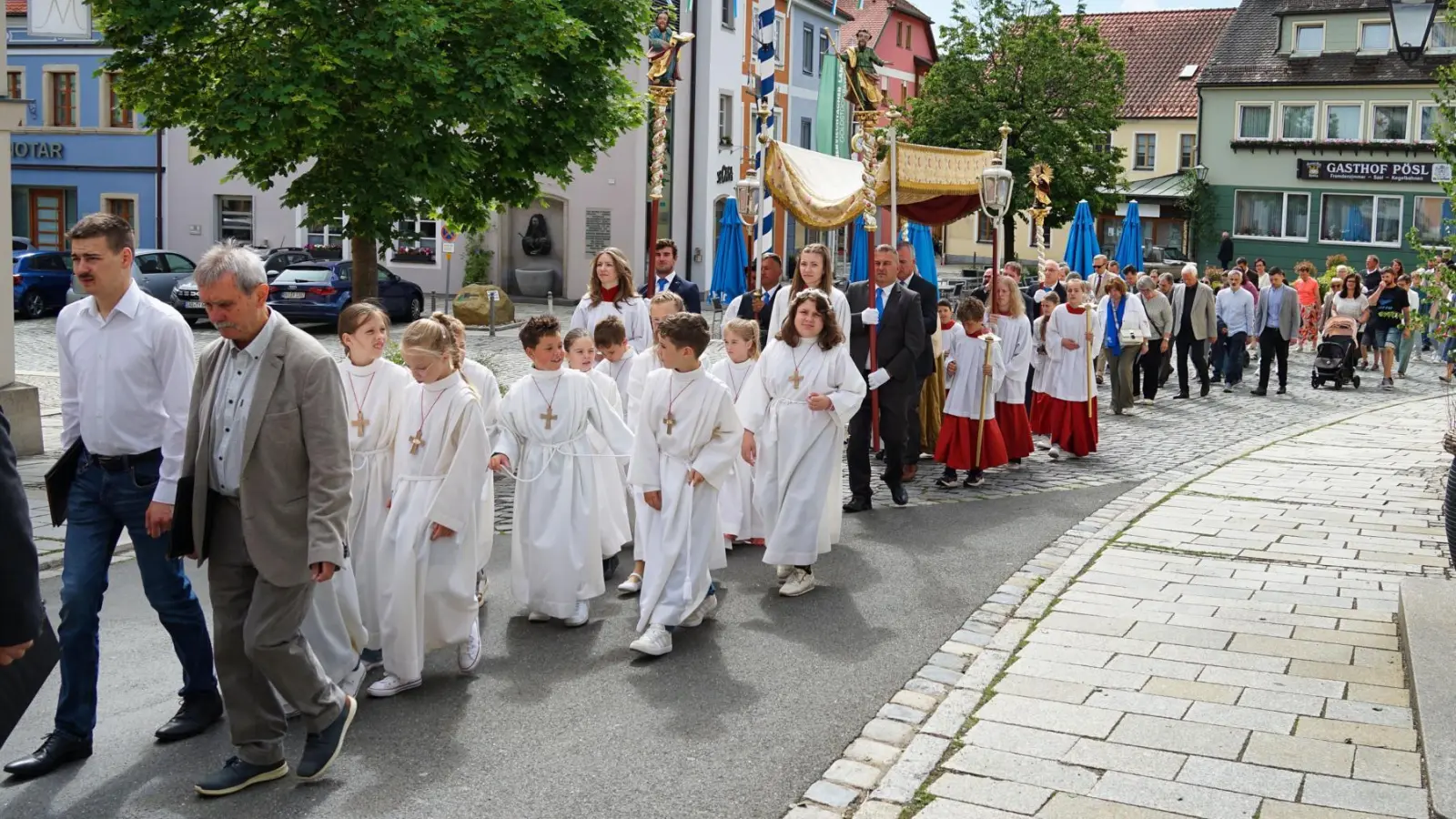 Betend und singend zieht die Fronleichnamsprozession über den Marktplatz von Oberviechtach zum nächsten Altar (Bild: Martin Uschold)