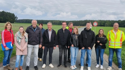 Start der Sanierung der Vilsstraße in Poppenricht: Vertreter von Amt und Verband für Ländliche Entwicklung, Gemeinde und Firma Seebauer bei der Baueinweisung – von links: Marianne Badura, Lisa-Marie Schell, Thomas Köstler, Tanja Tatara, Erster Bürgermeister Hermann Böhm, Adrian Käß, Bernhard Piller, Elisa-Marie Kost, Projektleiter Steffen Hauser, Kerstin Koch und Helmut Seebauer. (Bild: Heike Klober)