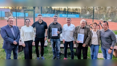 Der Tennisclub ehrte anlässlich der Jahreshauptversammlung treue Mitglieder. Im Bild von links Vorsitzender Herbert Pscherer, Bürgermeisterin Margit Bayer, Olaf Korf, Tim Burger, Sportwart Gerald Heinl, Hans-Peter Froschmaier, Margot Lippert und Jugendwart Claus Combe.  (Bild: Oswald Zintl)