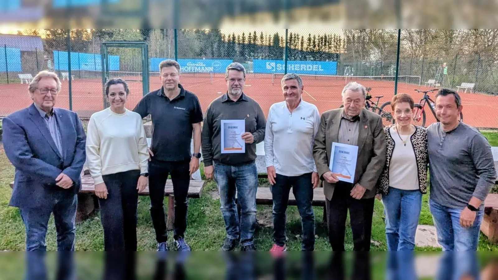 Der Tennisclub ehrte anlässlich der Jahreshauptversammlung treue Mitglieder. Im Bild von links Vorsitzender Herbert Pscherer, Bürgermeisterin Margit Bayer, Olaf Korf, Tim Burger, Sportwart Gerald Heinl, Hans-Peter Froschmaier, Margot Lippert und Jugendwart Claus Combe.  (Bild: Oswald Zintl)