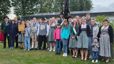 Nach dem gemeinsamen Marsch und den Abholungen der Könige versammelten sich die Schützen am Schützenheim zum Erinnerungsfoto. Im Hintergrund sorgte die Blasmusik Großkonreuth noch für die passende musikalische Begleitung und spielte einige gemütliche Stücke, bevor der gemeinsame Abend weiterging. (Bild: Werner Kraus)