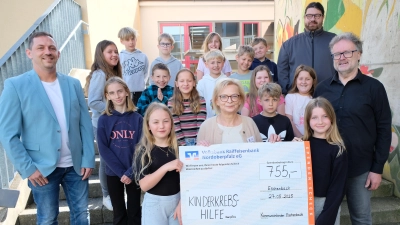Auf einen Teil der Geschenke verzichtend bewiesen die 14 Eschenbacher Erstkommunionkinder ein großes Herz für Kinder in Not. In Anwesenheit von Pfarrer Johannes Bosco, Schulleiter Wolfgang Bodensteiner und Elternsprecher Bernd Lober überreichten die Kids an Waltraud Wagner symbolisch den Spendenscheck in Höhe von 755 Euro für die Kinderkrebshilfe Oberpfalz-Nord.  (Bild: Robert Dotzauer)