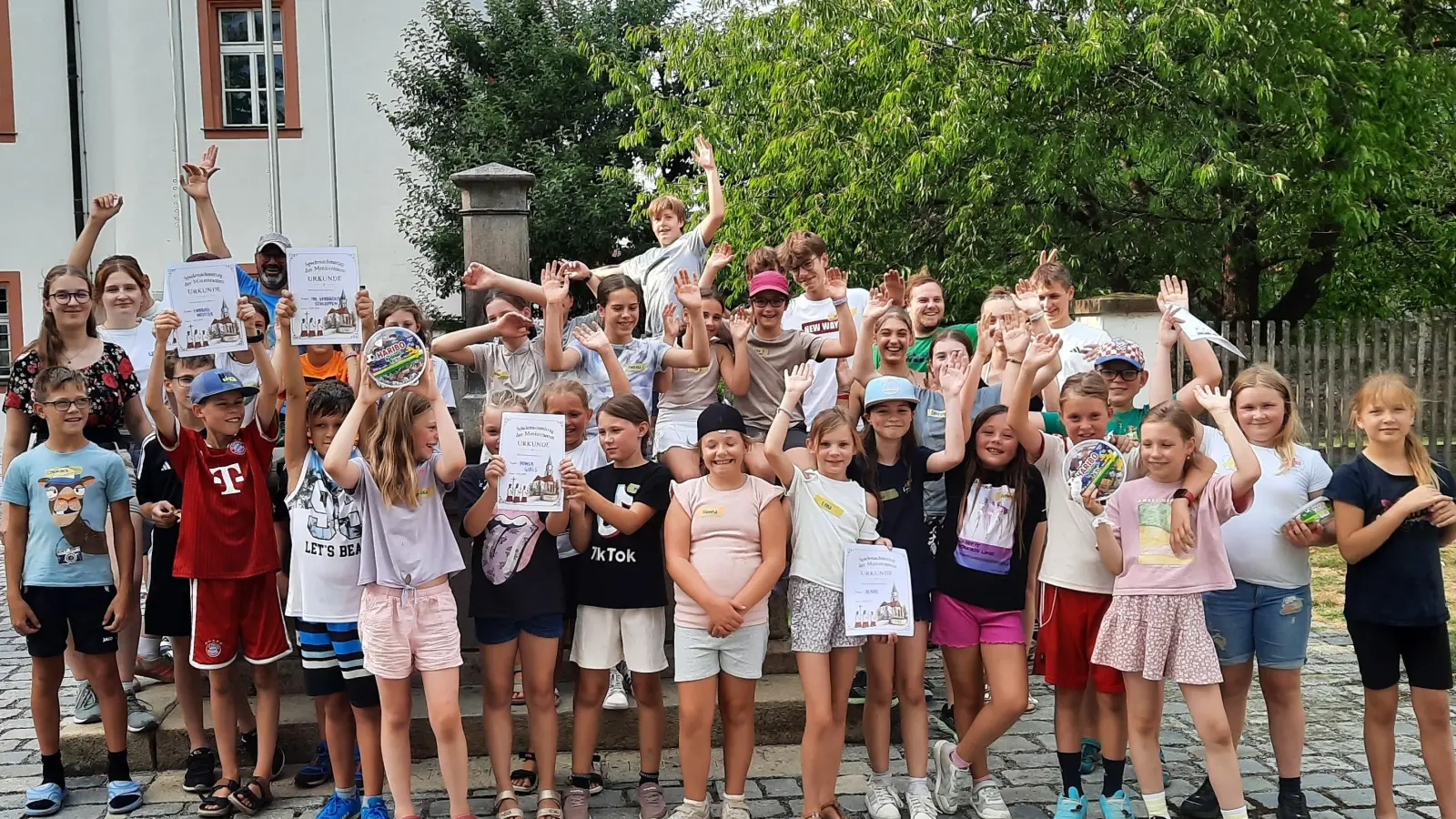 Die Nabburger Ministrantinnen und Ministranten trafen sich mit den Gruppenleitern und mit Gemeindereferent Thomas Kern (hinten links) zum abschließenden Gruppenbild beim Brunnen im Schlosshof. (Bild: Thomas Kern)