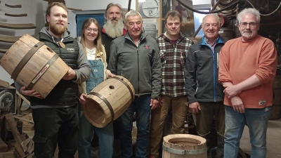 Eigenhändig Fass machen erlebten die Teilnehmer aus Nah und Fern beim Kurs mit Herbert Konrad und Profi Peter. (Bild: Marianne Kraus)