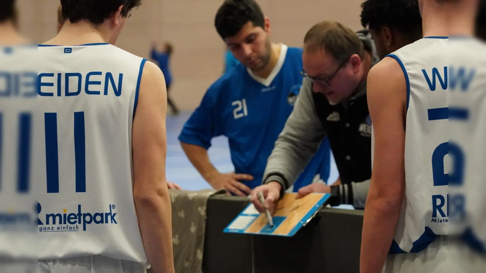 Coach Waldhauser erklärt die taktische Richtung. (Bild: Jürgen Masching)