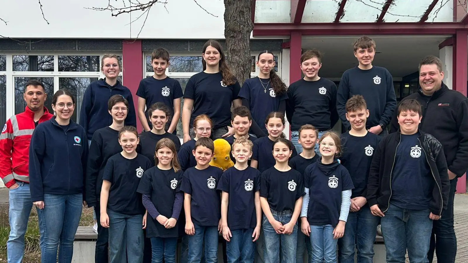 Die Mannschaften der Wasserwacht Schwarzenfeld freuen sich über die Platzierungen am Bezirkswettbewerb. (Bild: Maximilian Turban)