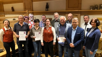 Geehrt wurden für langjährige Mitgliedschaft: Günther Liebs 30 Jahre, Gunda Schulze 20 Jahre, Robert Schricker 40 Jahre Dirigententätigkeit (von links nach rechts) (Bild: Silvia Wenzl)