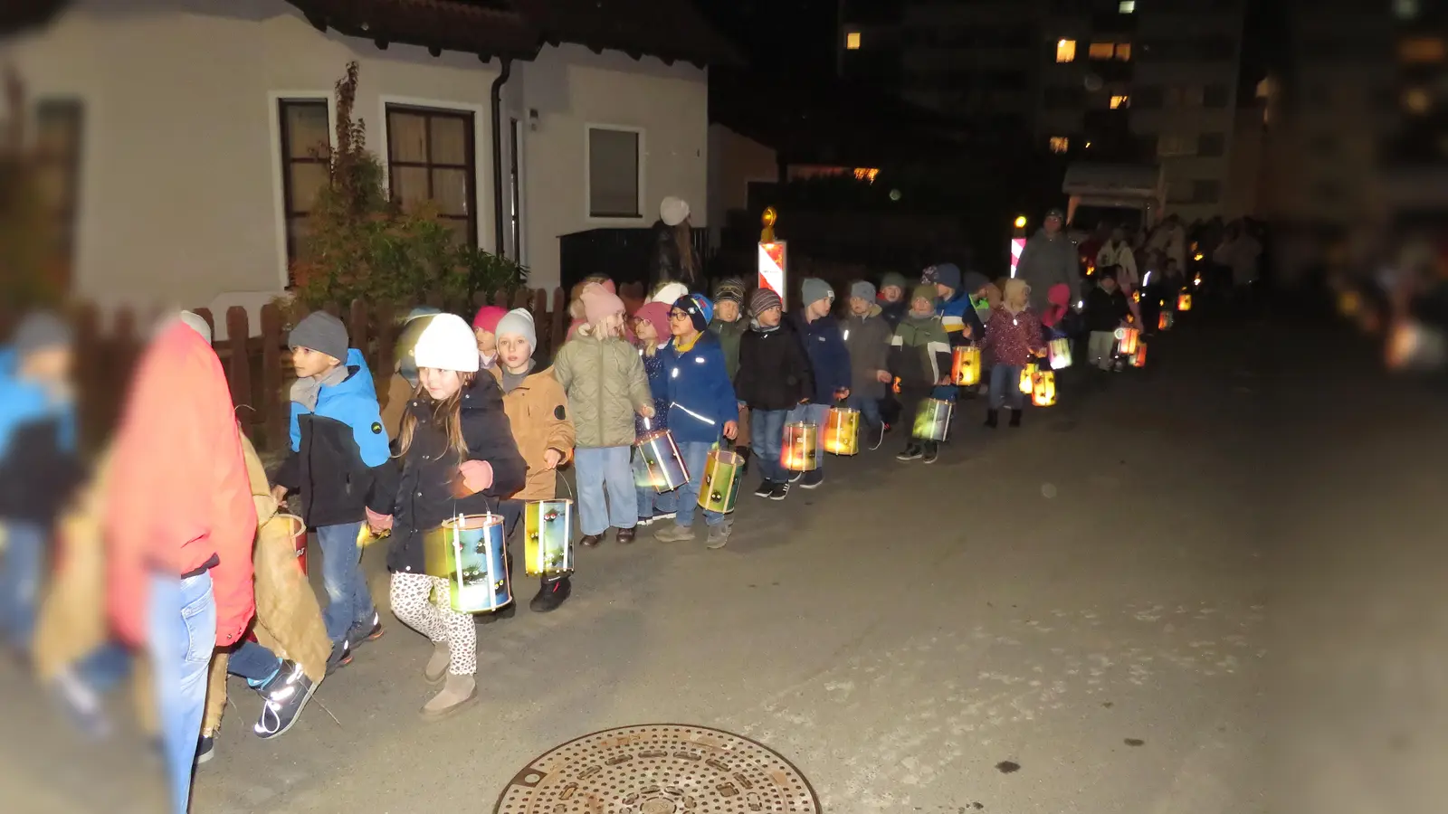 Mit ihren Laternen zogen die Kinder des Kindergartens Arche Noah singend durch die Straßen. (Bild: Johann Adam)