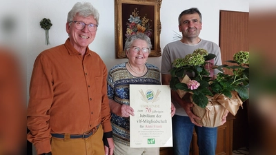 Seit 70 Jahren ist Anni Frank aus Weha Mitglied im Verband für landwirtschaftliche Fachbildung. Roland Dimper und Wolfgang Wenisch bedankten sich dafür im Namen der Vorstandschaft mit einer Ehrenurkunde und einer Bauernhortensie für den Garten (Bild: Bruno Frank)