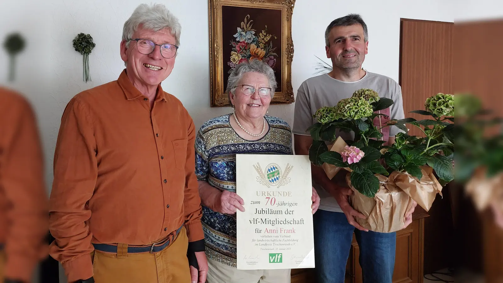 Seit 70 Jahren ist Anni Frank aus Weha Mitglied im Verband für landwirtschaftliche Fachbildung. Roland Dimper und Wolfgang Wenisch bedankten sich dafür im Namen der Vorstandschaft mit einer Ehrenurkunde und einer Bauernhortensie für den Garten (Bild: Bruno Frank)
