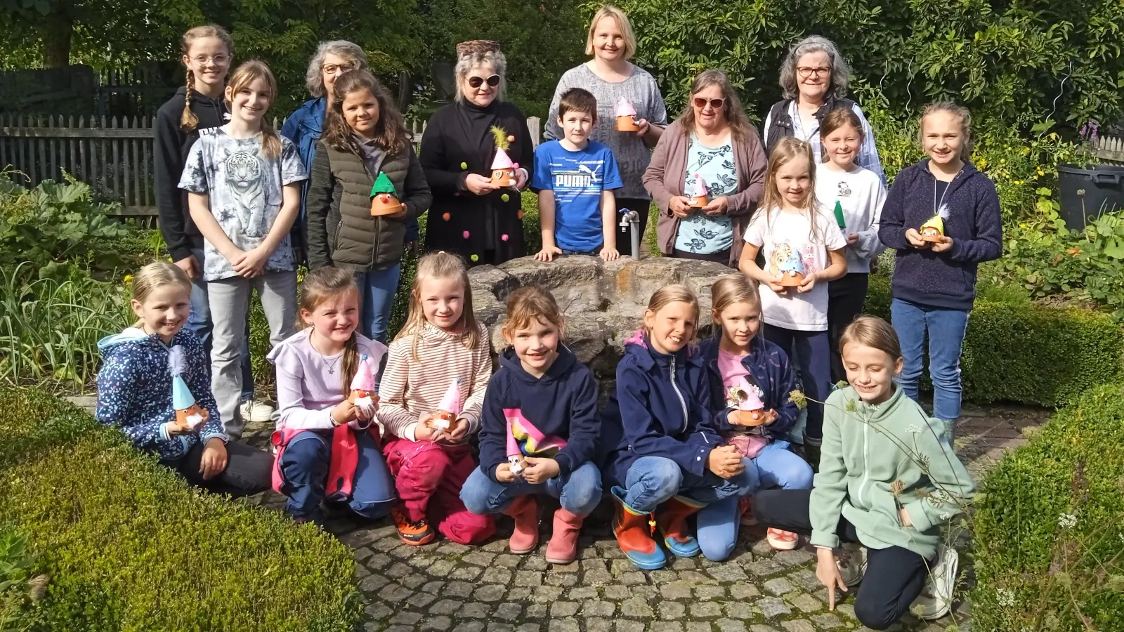 Vorstandsmitglieder der FU Floß mit einem Teil ihrer Schützlinge im Kreislehrgarten. Edith Lederer, Christina Kreuzer, Gabi Frank, Elfriede Böhm und Christine Stahl ( hintere Reihe von links nach rechts ). (Bild: Nicola Barth)