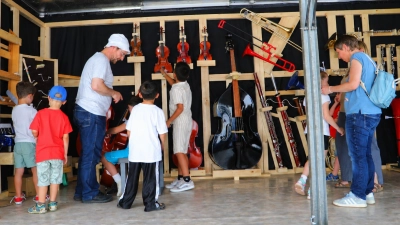 Im „Mobilen Kultur Kiosk” können verschiedene Instrumente ausprobiert werden. Er war schon bei vielen Veranstaltungen, Bürgerfesten, dem Oberpfalztag, sowie auch an verschiedenen Schulen im Einsatz. (Bild: Jochen Neumann)