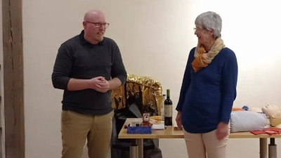 Stellv. Ortsvorsitzender Marcus Schwabl bedankt sich bei Frau Isolde Reindl. (Bild: Thomas Hottner)