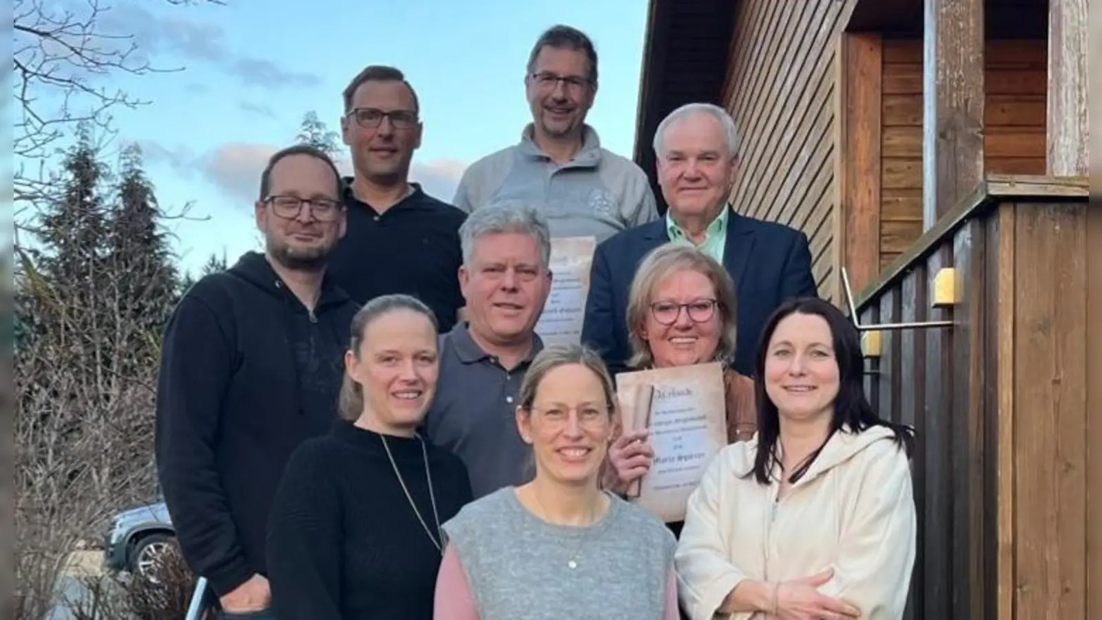 1. Reihe Ramona Küfner, Nicole Seidl, Michaela Bayer, 2. Reihe Mario Küfner, Wolfgang Nickl, Maria Spörrer, 3. Reihe Dominik Fischer, Reinhold Gößner, ehem. BGM Günter Kopp. Es fehlen auf dem Bild, Christian Lautner, Ramona Lautner, Andrea Krauß. (Bild: Thomas Seidl)