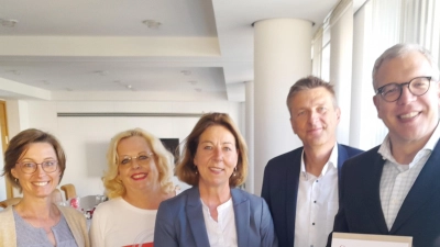 Die Schule-Wirtschaft-Expertin Tamara Strobl, die stellvertretende Geschäftsführerin Dagmar Nachtigall, die Vorsitzende im Bereich Schulen Elisabeth Junkawitsch, der Vorsitzende im Bereich Wirtschaft Jürgen Spickenreuther und der neue Geschäftsführer Jens-Michael Heine. (Bild: AK Schule Wirtschaft Nachtigall/exb)