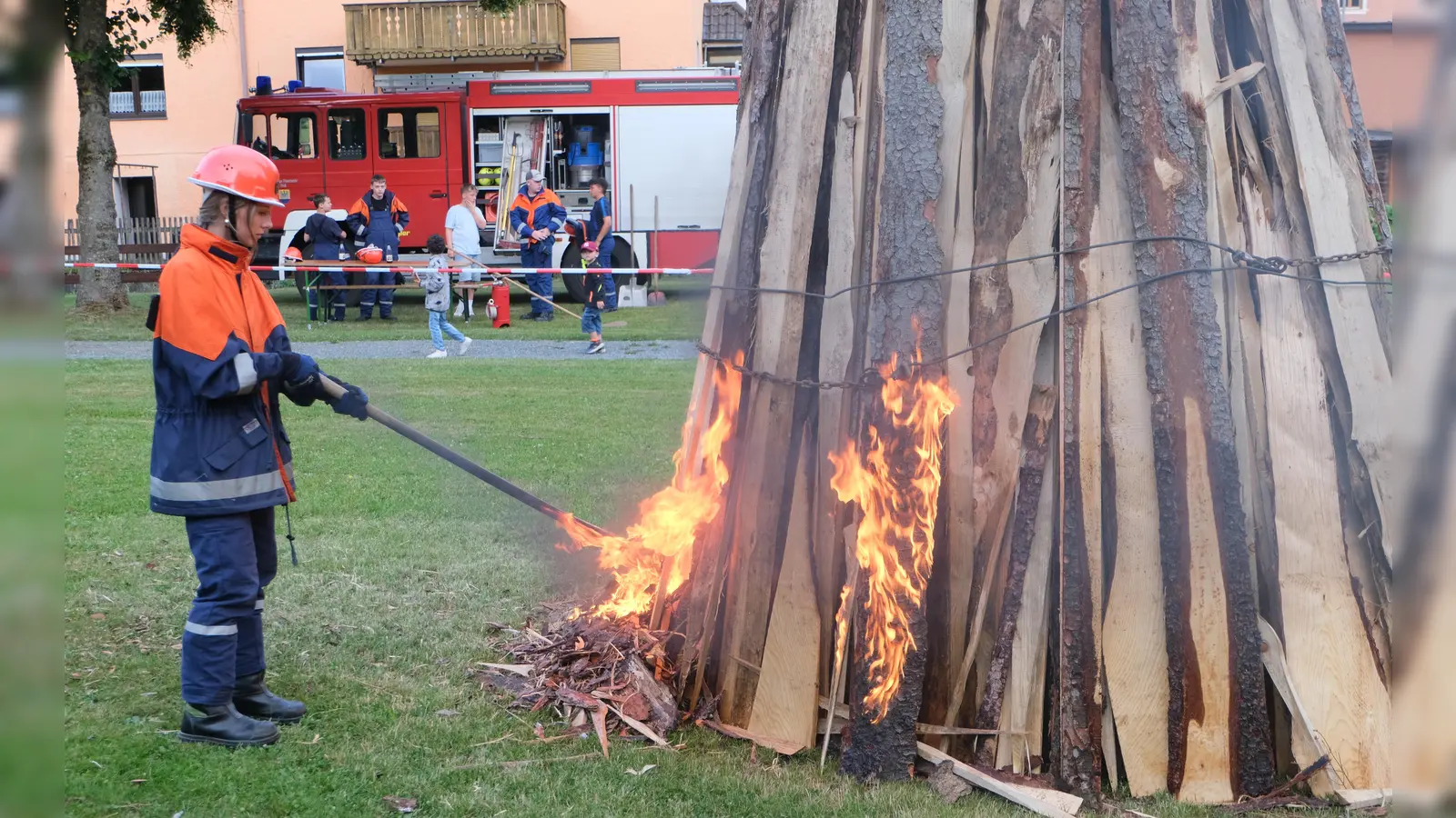 Die Feuerwehr entzündet das Feuer. (Bild: Fred Lehner)