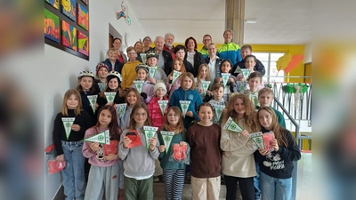 Insgesamt 25 Viertklässler aus den Grundschulen Hirschau und Ehenfeld bestanden die Radfahrprüfung. Ihnen gratulierten (hinten von links): Lin Maria-Teresa Kellner, Lin Sophie Högl, L Michael Kranl, Verkehrswachtvorsitzender Johann Wagner, Ex-Vorsitzender Hubert Ritz, Rin Birgit Härtl, PHK Markus Neumeyer, Melissa Milde und POK Saskia Ram-Höcherl. (Bild: Werner Schulz)