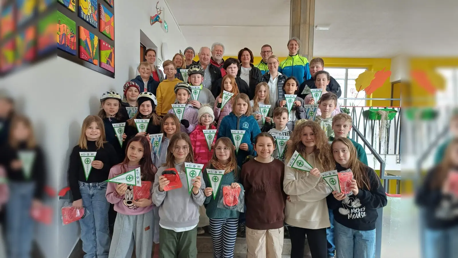 Insgesamt 25 Viertklässler aus den Grundschulen Hirschau und Ehenfeld bestanden die Radfahrprüfung. Ihnen gratulierten (hinten von links): Lin Maria-Teresa Kellner, Lin Sophie Högl, L Michael Kranl, Verkehrswachtvorsitzender Johann Wagner, Ex-Vorsitzender Hubert Ritz, Rin Birgit Härtl, PHK Markus Neumeyer, Melissa Milde und POK Saskia Ram-Höcherl. (Bild: Werner Schulz)