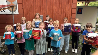 Stolz präsentieren die Kinder ihre selbst gebastelten Trommeln (Bild: Wolfgang Lehnert)