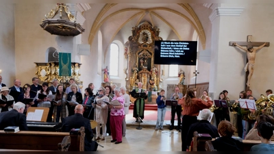 Kirchenchor, Kirchenband, Arche Musica und Posaunenchor gestalteten sehr eindrucksvoll mit ihren Liedern und Chorälen den Gottesdienst, der zu einem vollen Erfolg wurde. (Bild: Fred Lehner)