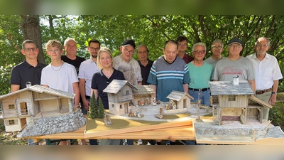 Vo. li. n. re.: Roman und Linus Braun, Vorsitzender Reinhard Heldmann, Manoel Schmidt, Caroline Pirner, Hermann Bogner, Helfer Harald Reitmeier, Helmut Koller, die Helfer Ronny Hog, Hans Zangl und Otto Weber, Franz Kübert und 2. Vorsitzender Rudi Braun.  (Bild: Reinhard Heldmann)