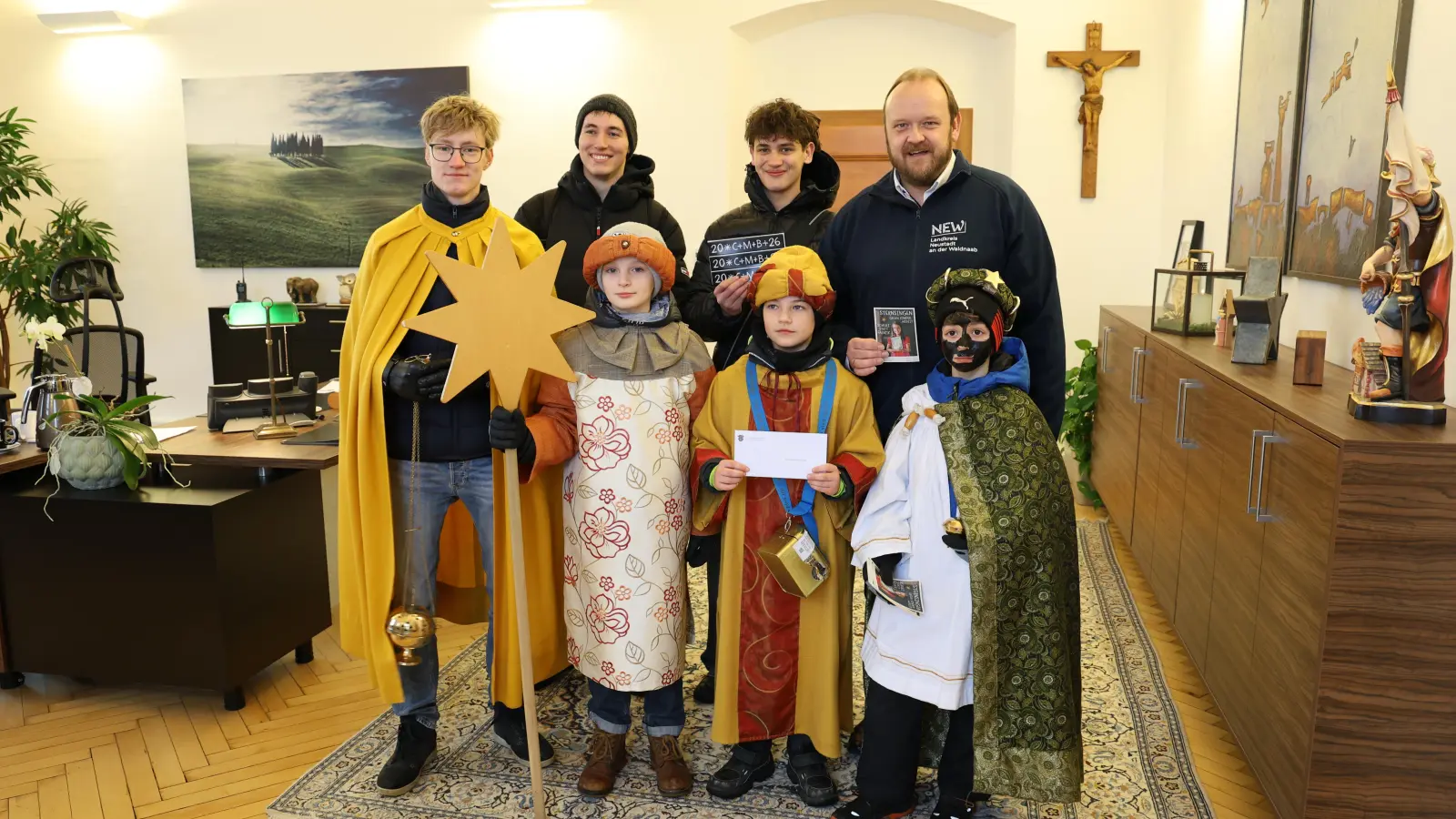 Besuch der Sternsinger im Landratsamt Neustadt a.d. Waldnaab. (Bild: Veronika Rumpler)