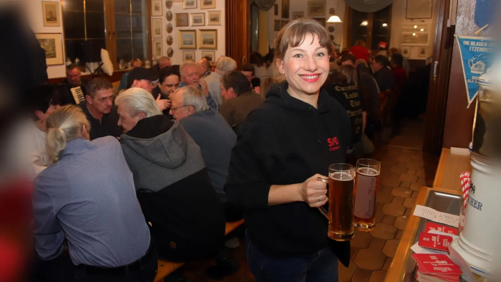 Monika Waldeck hatte beim Bedienen alle Hände voll zu tun. (Bild: Anja Heiß)