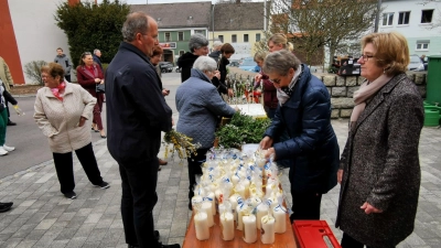Die Vorstandschaft des Frauenbundes bot interessierten Pfarrangehörigen vielfältige Osterbastelsachen an. (Bild: Karl Ziegler)