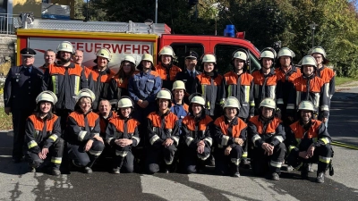 27 Kameraden der FFW Griesbach dürfen sich über ein neues Abzeichen auf der Uniform freuen.  (Bild: Katharina Schöner)