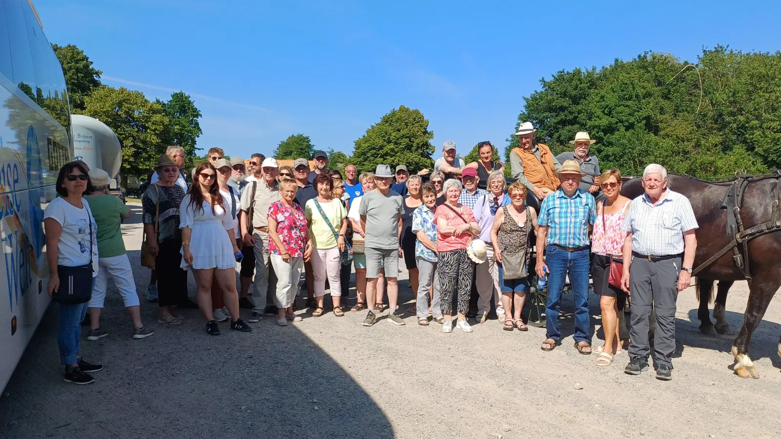 Die Wanderfreunde Kirchenthumbach nach der Kutschfahrt auf der Insel Poel. (Bild: Stephan Schmidt)