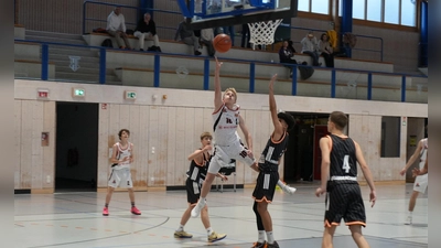 Henry Tiemann (Nr 10) beim Korbleger (Bild: BTO)