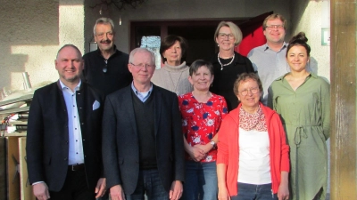Turnusmäßig wurde ein Teil der Vorstandschaft im Amt bestätigt. Unter Bürgermeister Richard Kammerer (vorne links) arbeitet die bewährte Vorstandschaft weiter und kann im nächsten Jahr die 100. Generalversammlung abhalten.  (Bild: Eva Seifried )