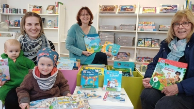 Große Freude bei der Bücherübergabe durch Karin Reul. (Bild: Mandy Teschke)