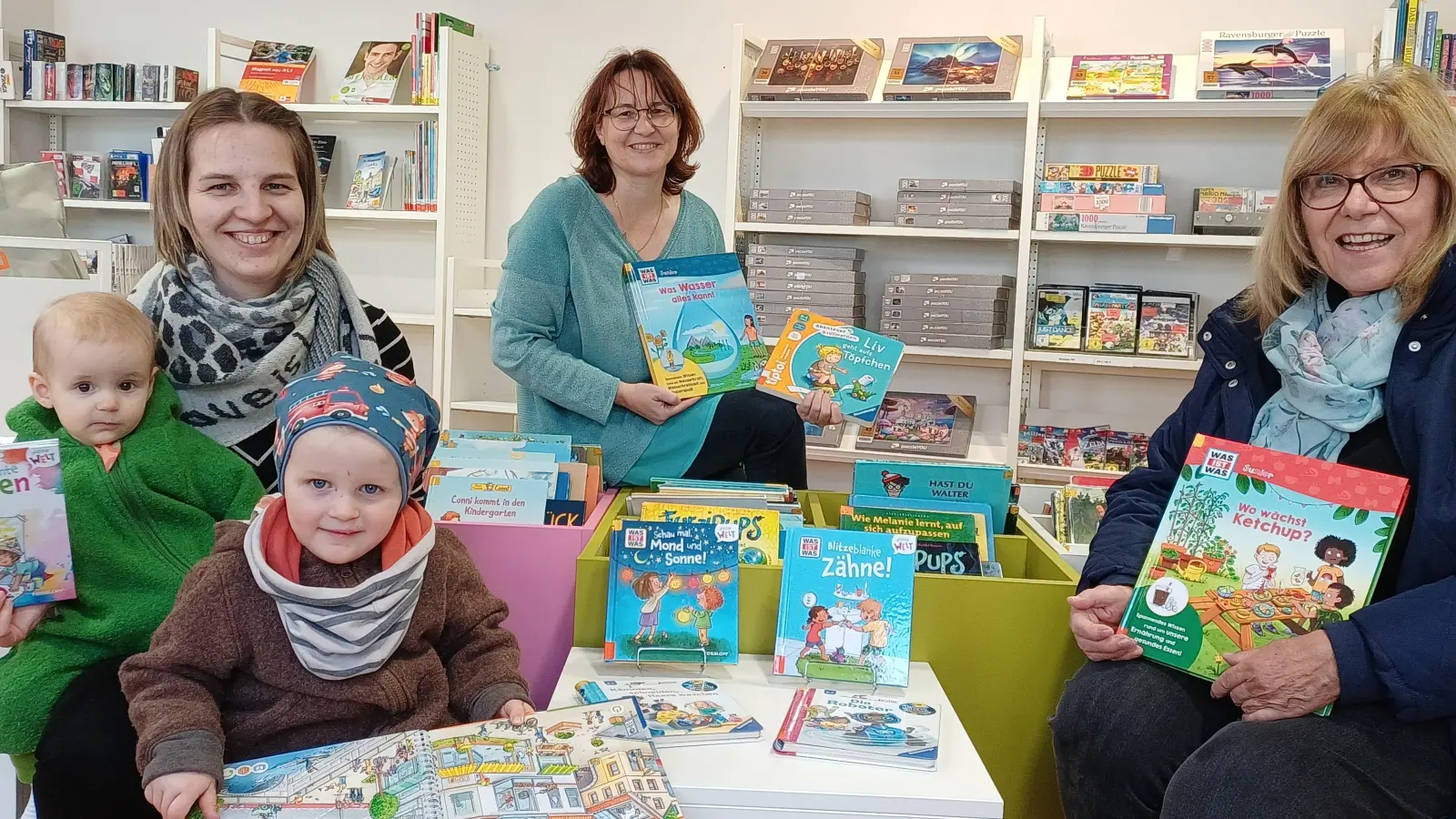 Große Freude bei der Bücherübergabe durch Karin Reul. (Bild: Mandy Teschke)