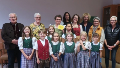 Mit einer 500-Euro-Spende bedachte der Schnäppchenladen den Nachwuchs des HTV Sorghof. (Hinten von links): Vorsitzender Karl-Heinz Unterburger, Ladenchefin Veronika Pröls, Jugendleiterin Manuela Siegert, Ladenmitarbeiterin Nicole Kredler, stellv. Jugendleiterin und zweite Vereinsvorsitzende Susanne Suttner, Ladenmitarbeiterinnen Gudrun Quarder, Petra Bücherl und Elfriede Kredler.  (Bild: Rosi Hasenstab)