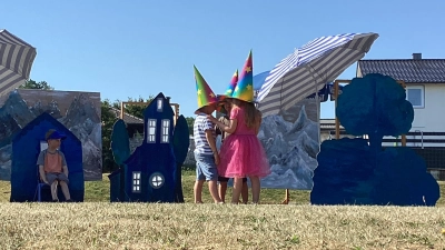 Generalprobe zum Sommerfest: Die Farbenkönige beraten sich wie sie Farbe ins Land bringen können. (Bild: Monika Krieger)