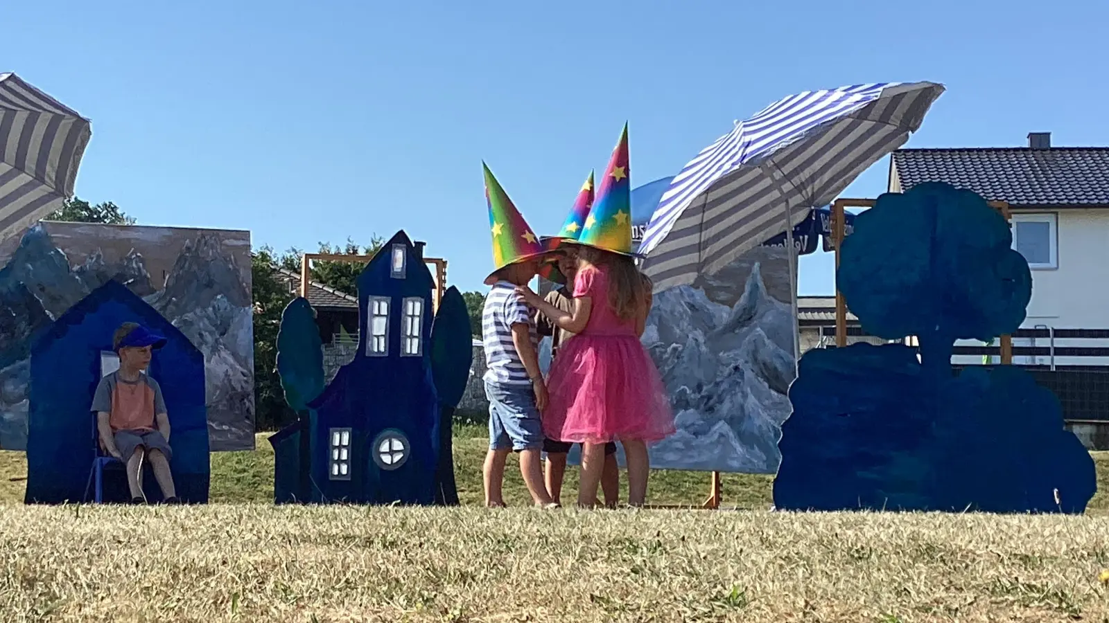 Generalprobe zum Sommerfest: Die Farbenkönige beraten sich wie sie Farbe ins Land bringen können. (Bild: Monika Krieger)