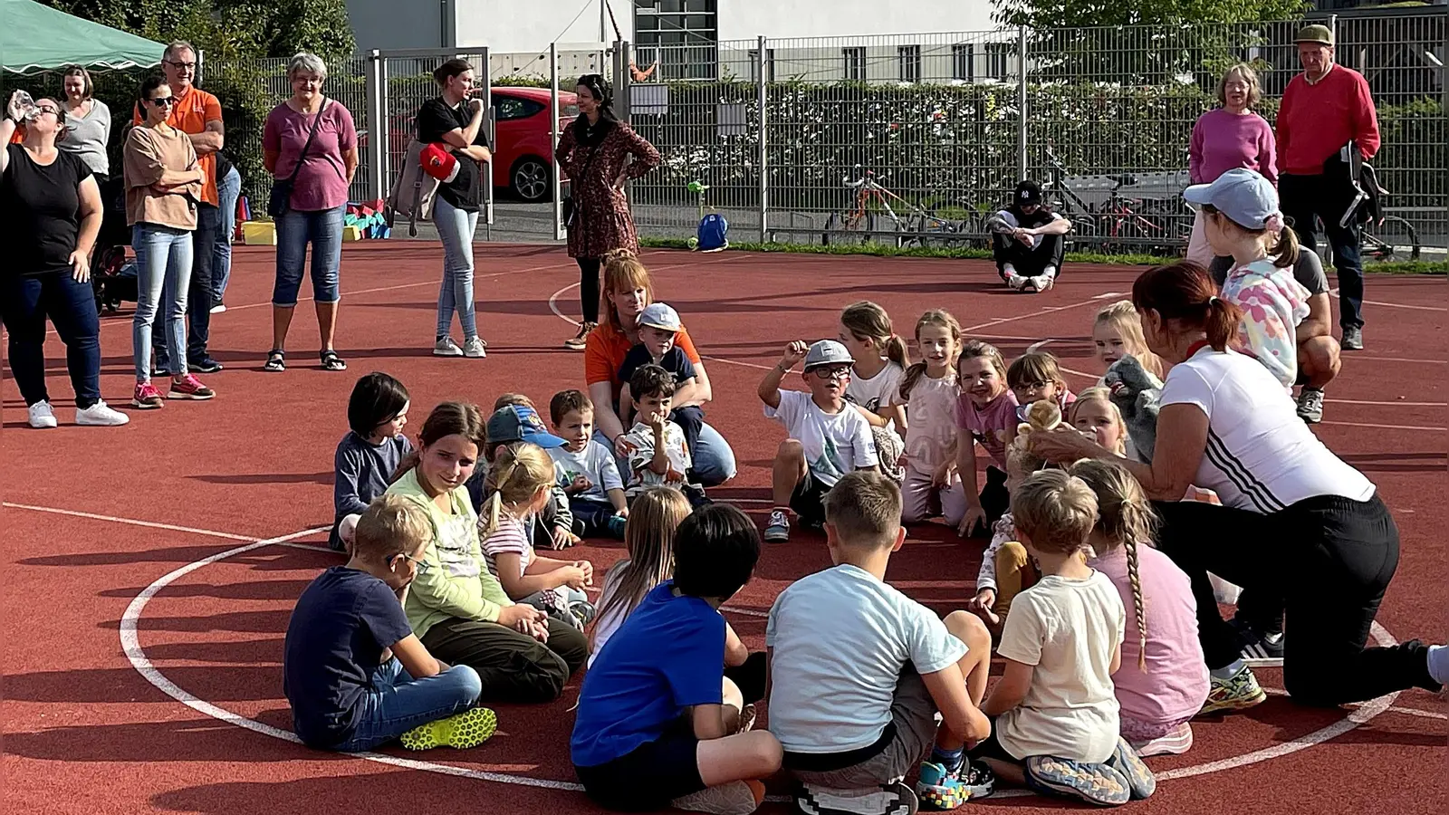 „Olympische Fackel“: ein bunt gefülltes Tütchen mit Süßigkeiten, das in Kinderhänden wie ein echter Pokal wirkte, verteilte Dorle Praller mit ihrer Handpuppe.<br><br> (Bild: Dietmar Schaller)