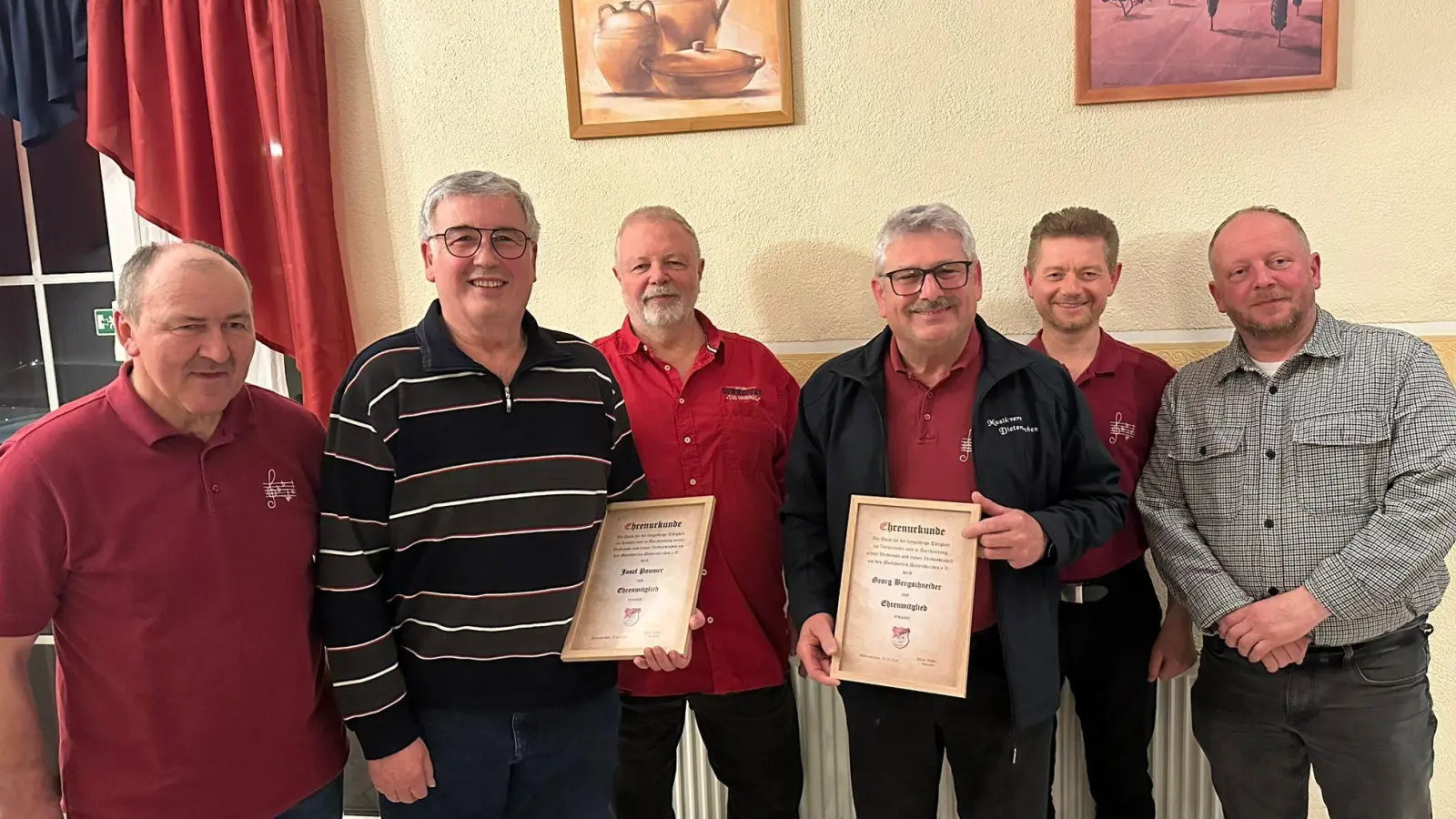 Josef Paumer und und Georg Bergschneider sind neue Ehrenmitglieder beim Musikverein Dieterskirchen. Foto: Jürgen Lößl (Bild: Jasmin Brandl)