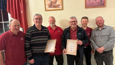 Josef Paumer und und Georg Bergschneider sind neue Ehrenmitglieder beim Musikverein Dieterskirchen.  (Bild: Jürgen Lößl)