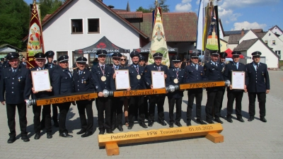 Die Feuerwehr Trausnitz konnte für ihr 150jähriges Gründungsfest die Feuerwehren aus Atzenhof und Söllitz gewinnen. Mit Handschlag und Urkunde wurde die Patenschaft besiegelt. (Bild: Richard Braun)
