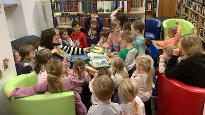 Kindergartenbesuch in derStadt-und Pfarrbücherei Pressath Thema Planeten (Bild: Ursula Anzer)