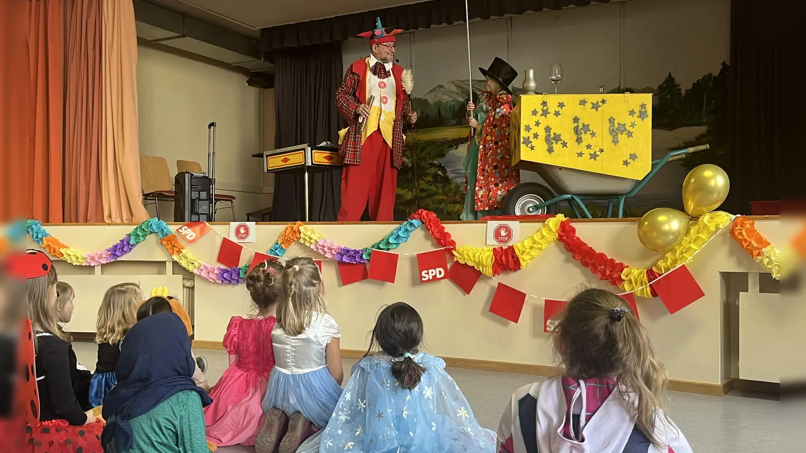 Zauberer Sirbas sorgt für gute Stimmung beim SPD-Kinderfasching. (Bild: Nicole Bäumler)