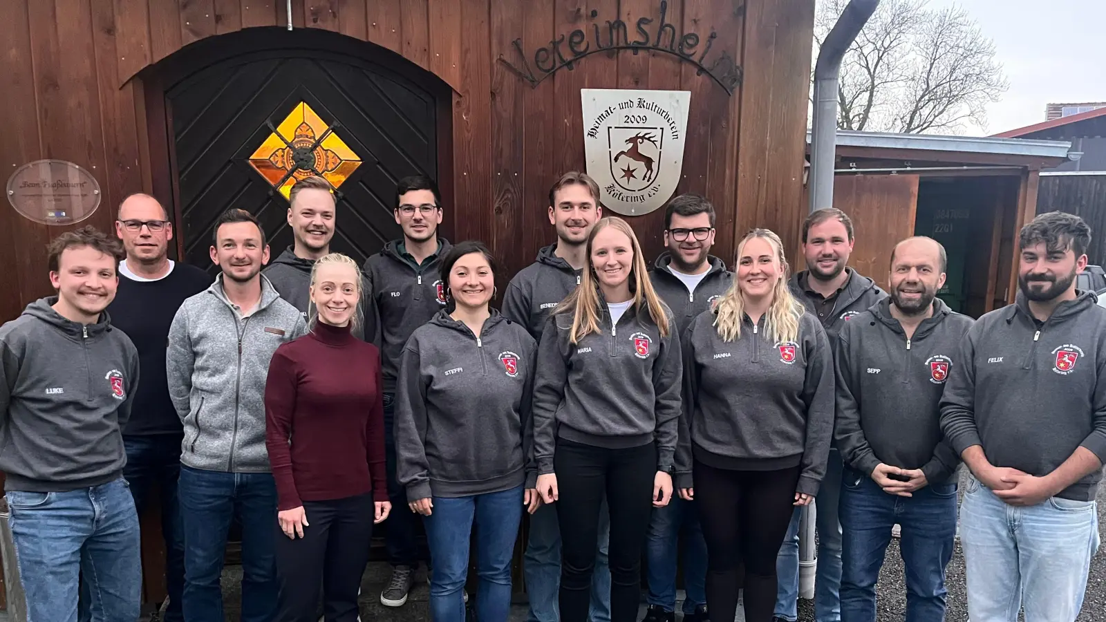 Die neue Vorstandschaft des HKV Köfering 2025-2027 mit 2. Bürgermeisterin Elisabeth Gruber 5.v.l., 2. Vorsitzenden Felix Göldner 1.v.r. und 1. Vorsitzenden Josef Vogl 2.v.r. (Bild: Josef Vogl)