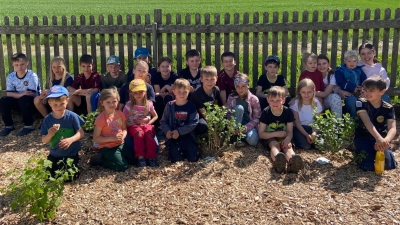  Die fleißigen Gärtner im Naschgarten. (Bild: Lydia Kalb)