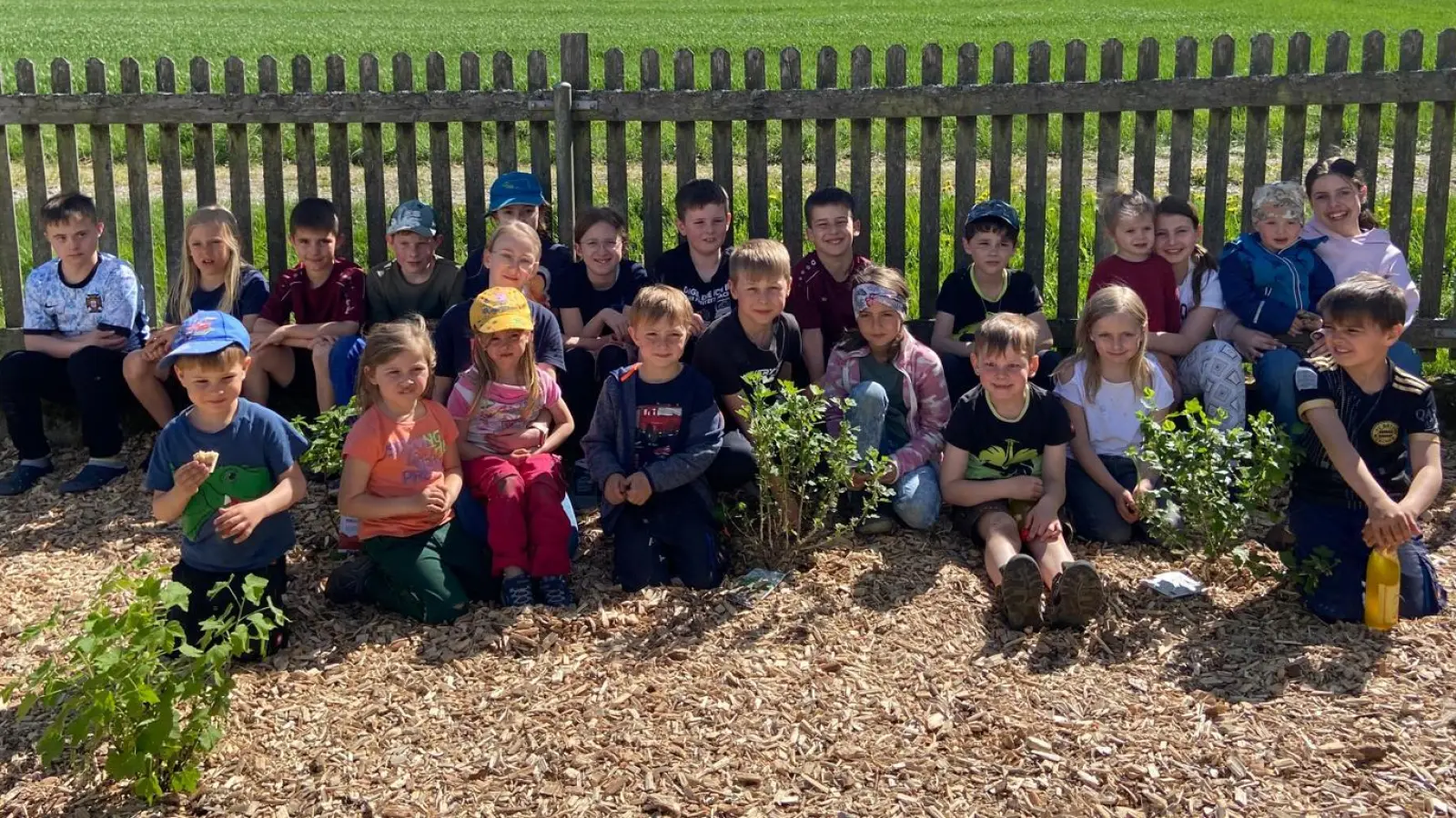  Die fleißigen Gärtner im Naschgarten. (Bild: Lydia Kalb)