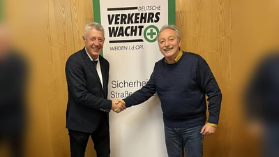 Bezirksvorsitzender Gernot Schötz (rechts im Bild) gratuliert Vorsitzenden Klaus Müller zur Wiederwahl. (Bild: Josef Argauer)