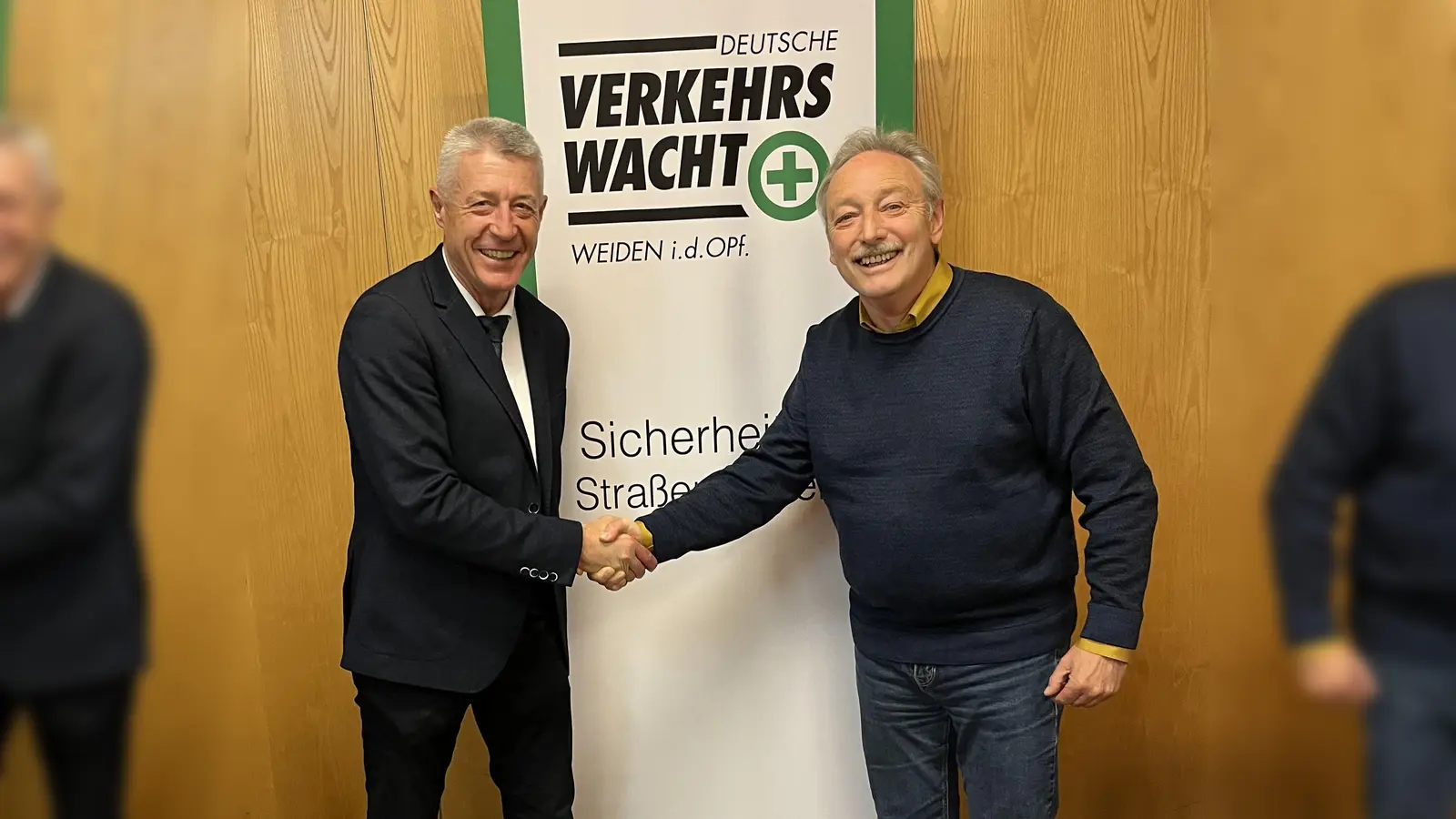 Bezirksvorsitzender Gernot Schötz (rechts im Bild) gratuliert Vorsitzenden Klaus Müller zur Wiederwahl. (Bild: Josef Argauer)