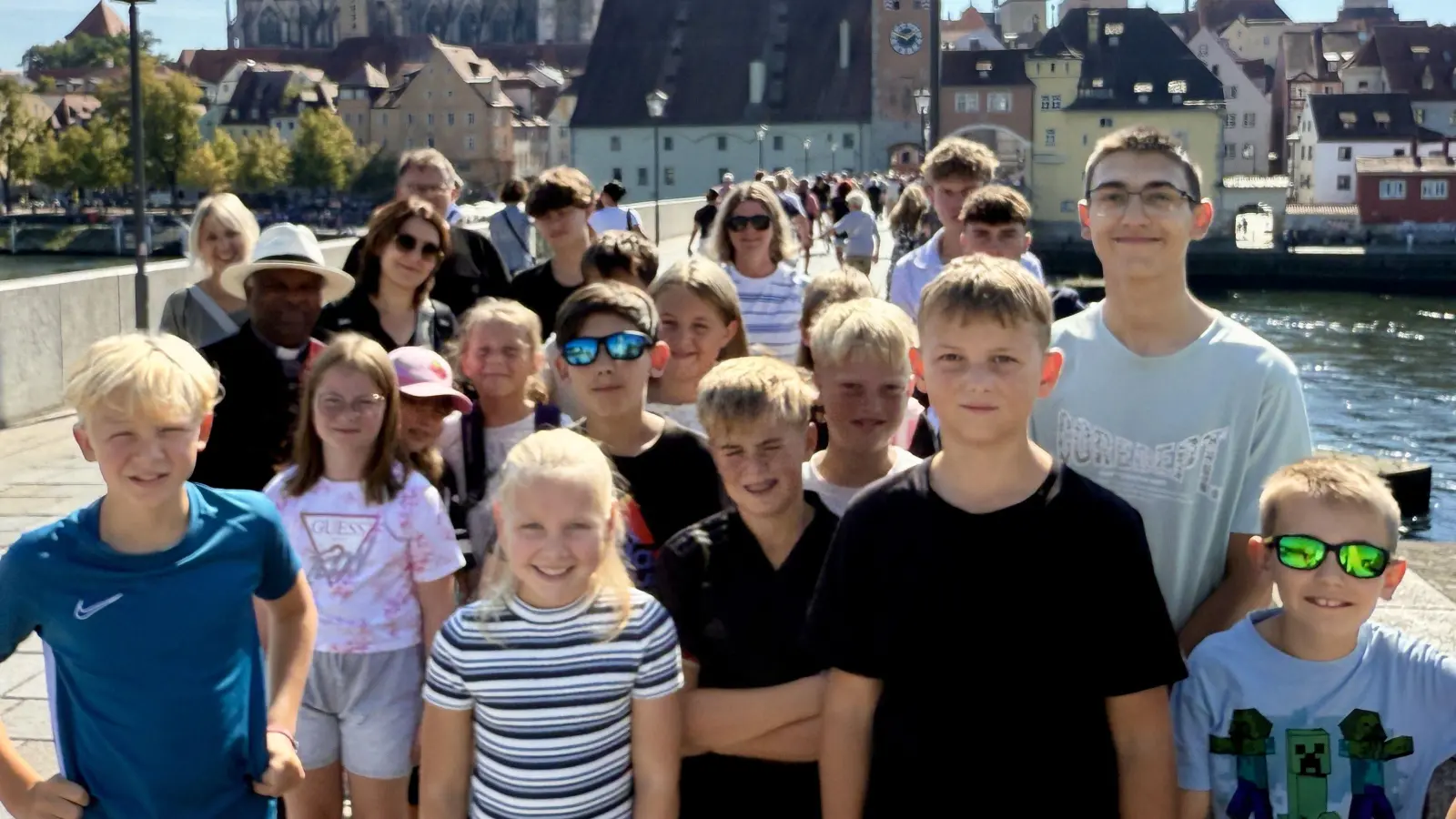 Die Ministranten aus der Pfarrei Wutschdorf auf der Steinernen Brücke in Regensburg. (Bild: Ina Piehler)