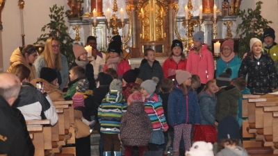 Die Kinder bei der Nikolausfeier in der Pfarrkirche (Bild: Josef Pilfusek)